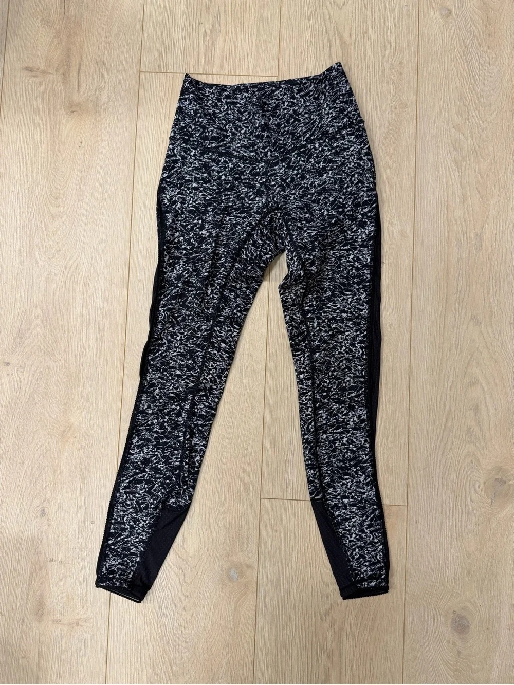 Lululemon Deep Breath Tight Iced Wave White Black Size 6